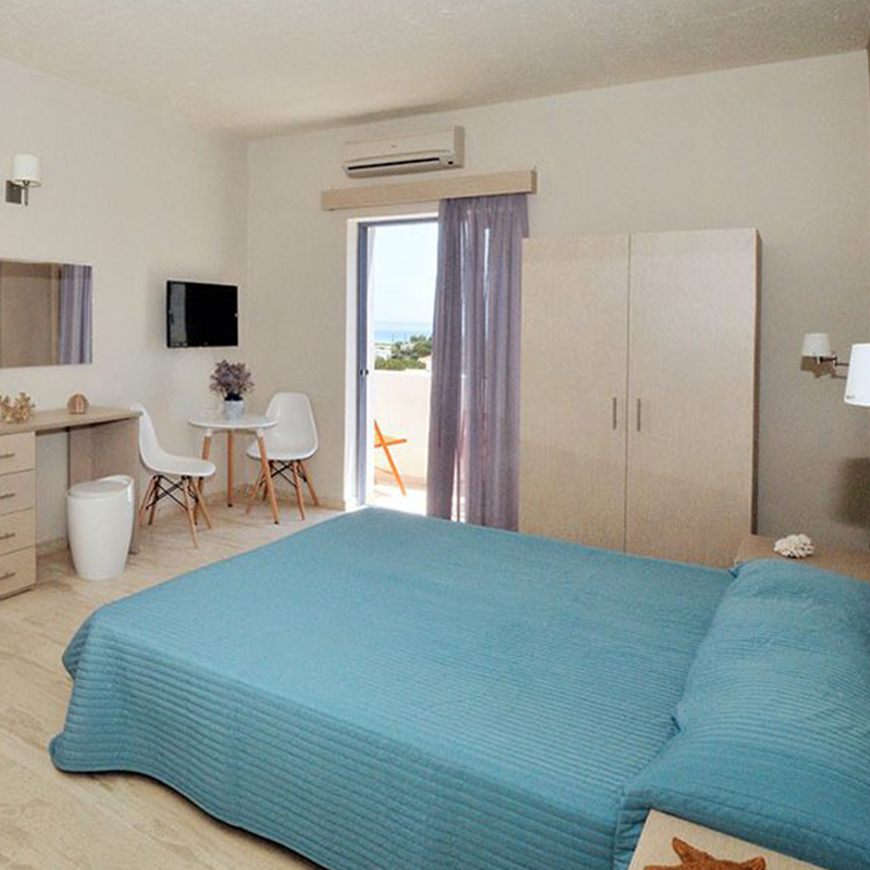 Airbnb. Custom made έπιπλα κρεβατοκάμαρας. Ντουλάπα, σιφινιέρα, διπλό κρεβάτι.