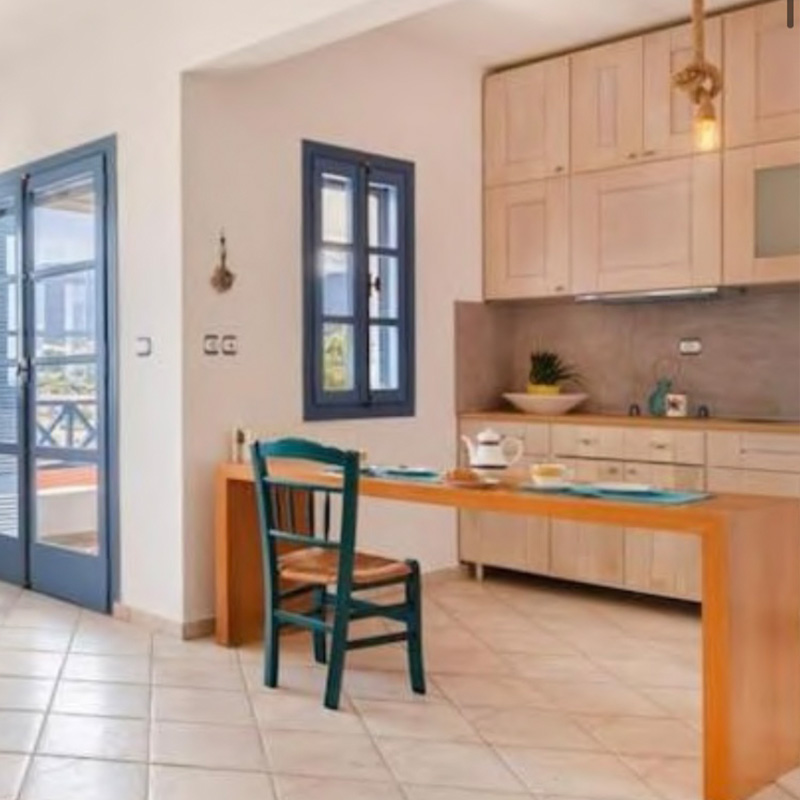 Airbnb. Custom made τραπεζαρια